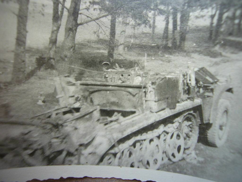 Foto Gebirgsjäger Ostfront - zerstörte deutsche HALBKETTEN Zugma