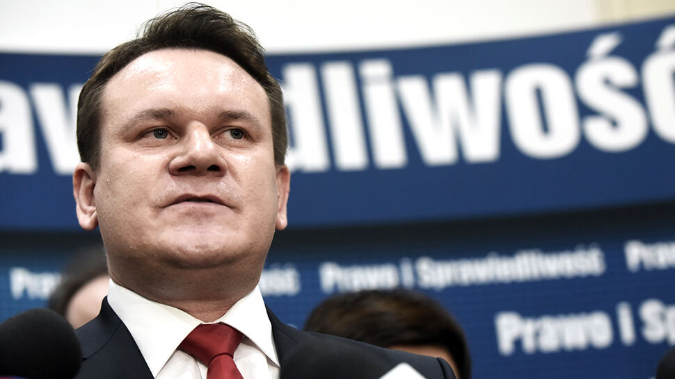 Le Ministre fédéral à l’Unité Nationale, Ladislas Andover, devant la presse pour échanger sur l’adoption du projet de loi Safety & Security Act V, à Columbia, le 24 mars 2020. Le Ministre fédéral à l’Unité Nationale, Ladislas Andover, devant la presse pour échanger sur l’adoption du projet de loi Safety & Security Act V, à Columbia, le 24 mars 2020.