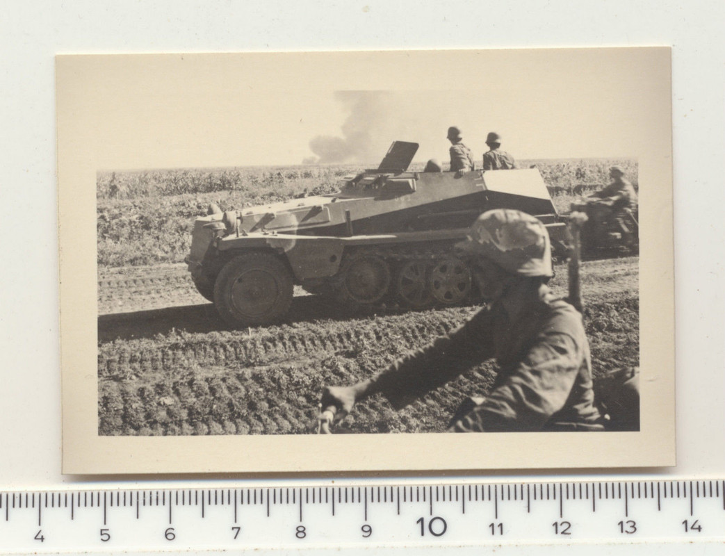 KAMERADEN MIT SCHÜTZENPANZER VORMARSCH OSTFRONT