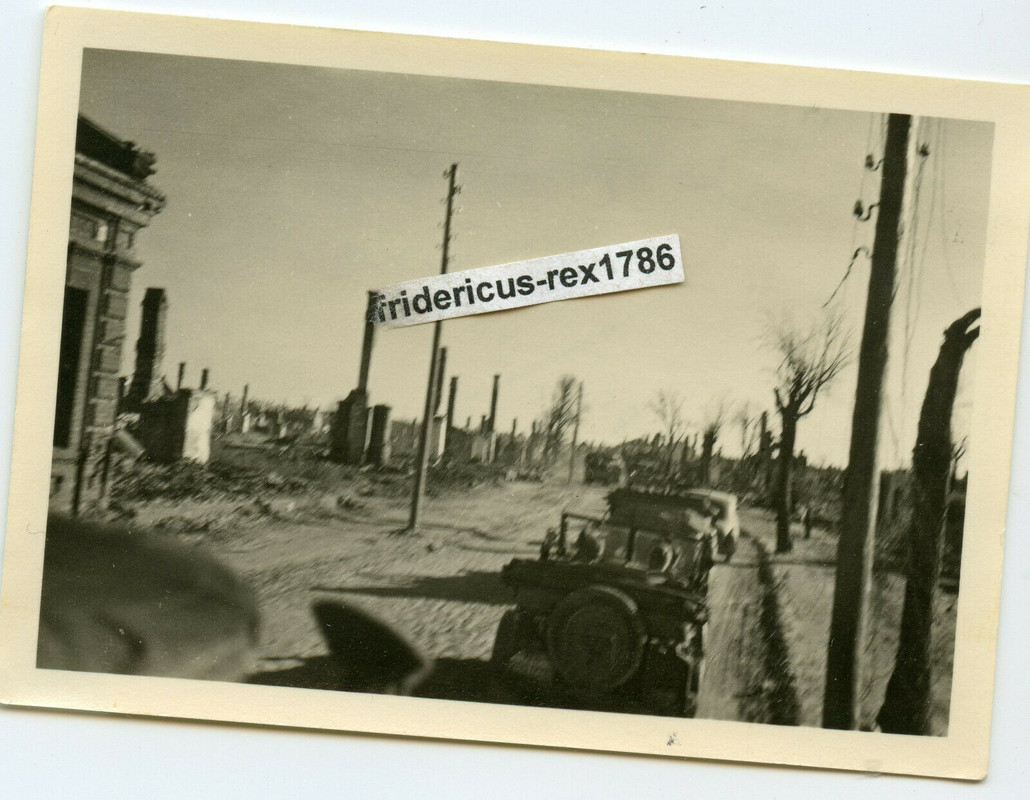 Foto Ostfront Beob -Bat.Pz 331 6.Pz. Div. Vormarsch durch das zerstörte Wizebsk