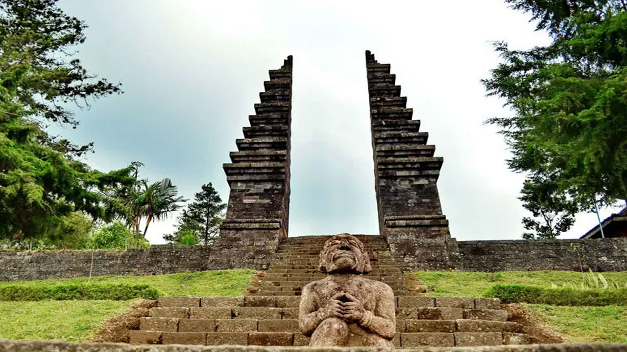 Candi Cetho, Wisata Mistis dan Menawan di Lereng Gunung Lawu