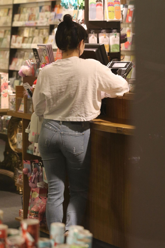 ariel winter booty in jeans 01 03 2020 8