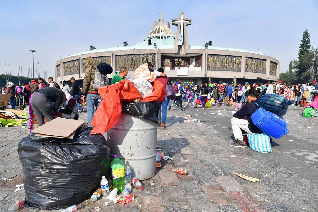 Mercante vende escobas a peregirnos para que recogan su basura y se hace viral
