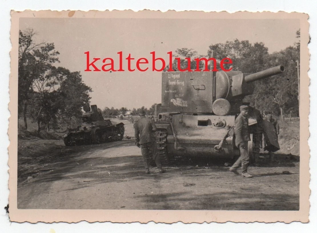 2 WK Foto Russischer Panzer KW 2 als Wegweiser 2 Regiment General Göring