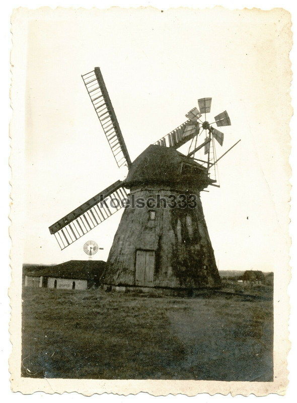 !Foto Windmühle vor einem Windrad im Sommer 1942 im Osten