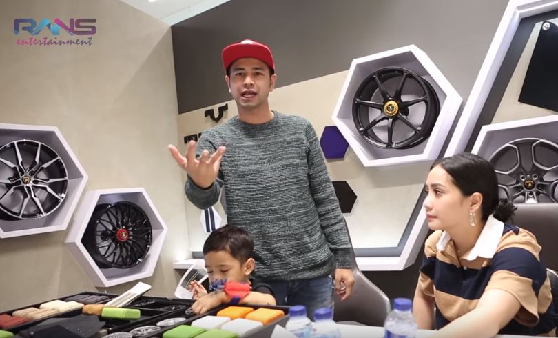 Keluarga Raffi-Nagita melihat mobil Lamborghini