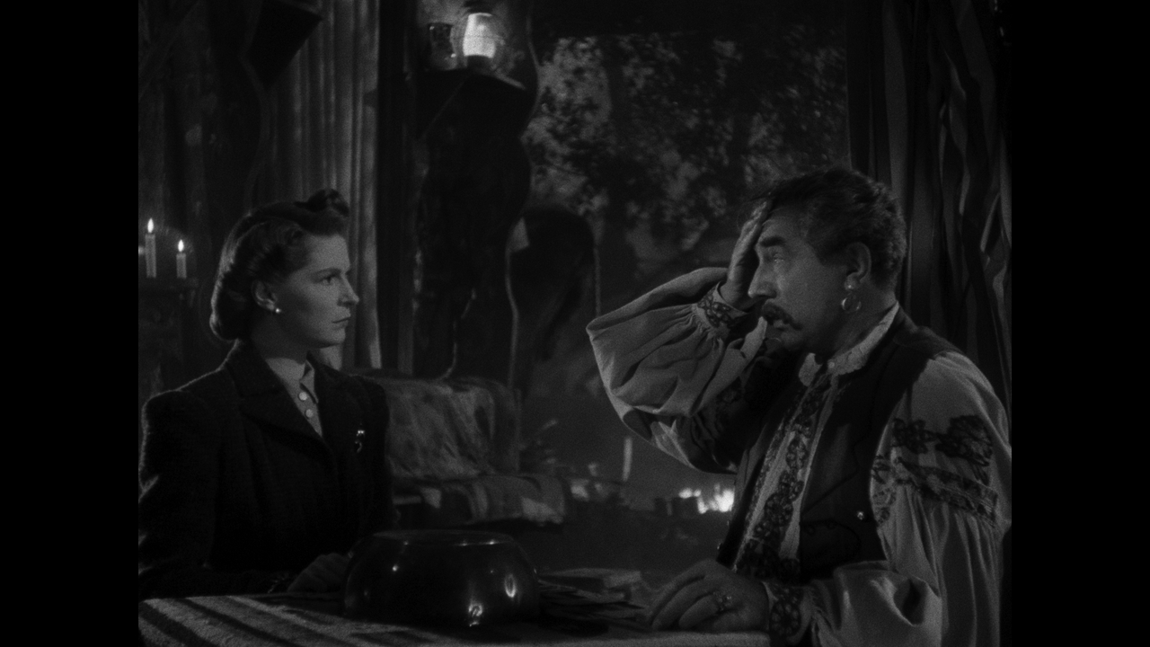 mpv shot The Wolf Man 1941 2160p UHD BDRemux HDR HEVC Neciporuk 00 16 18 0006