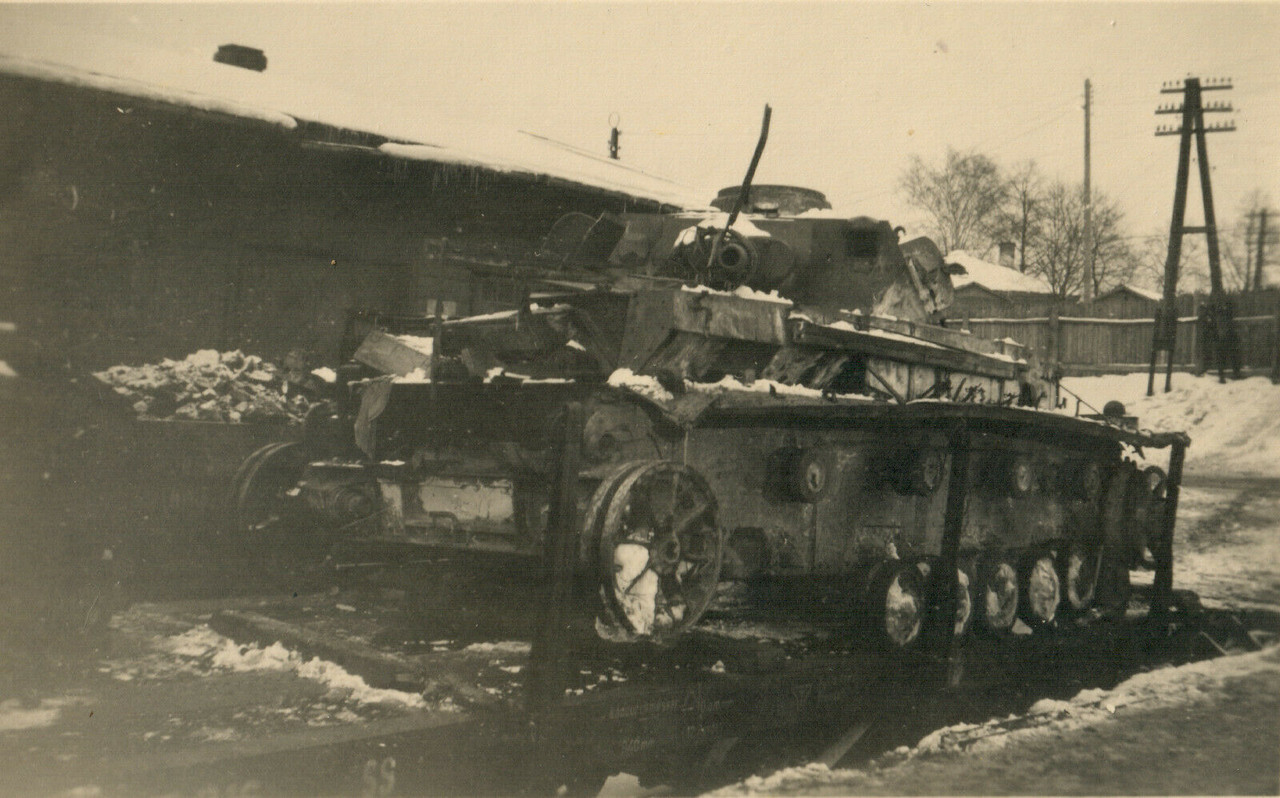 Winter 1941-42 deutscher Panzer und zerstörter1