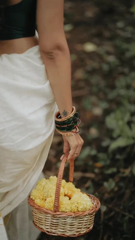 Hot Sexy Malayali Girl in Kerala outfit.mp4_snapshot_00.04.813