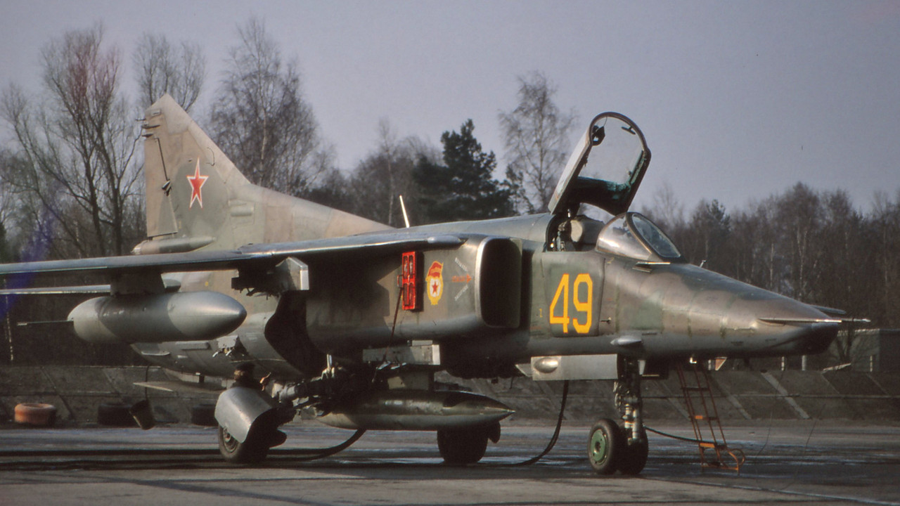 19 GvAPIB Mig-27D Yellow 49_61912558158 (3)