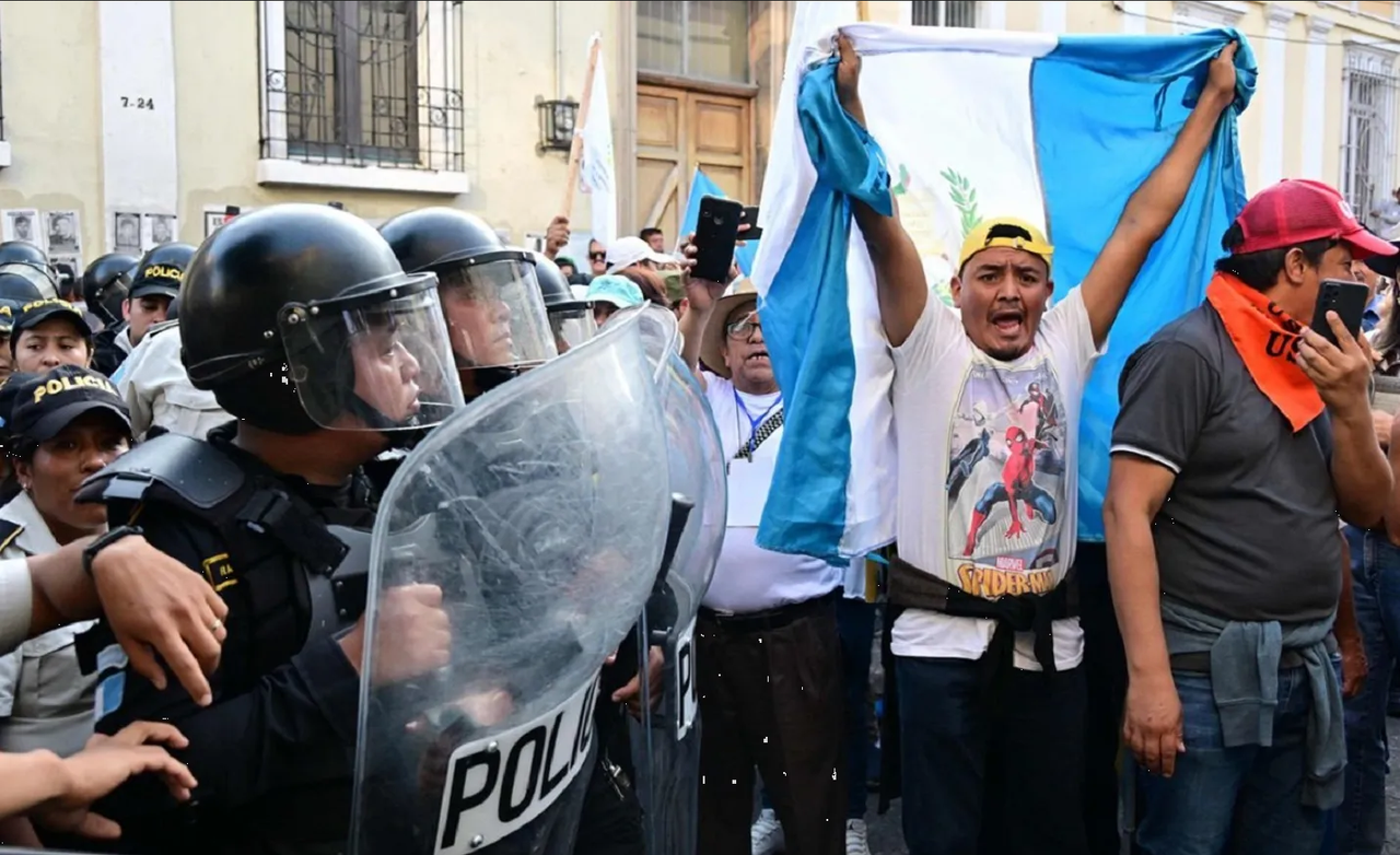 Con gas lacrimógeno, la policía ataca a manifestantes en Guatemala: video