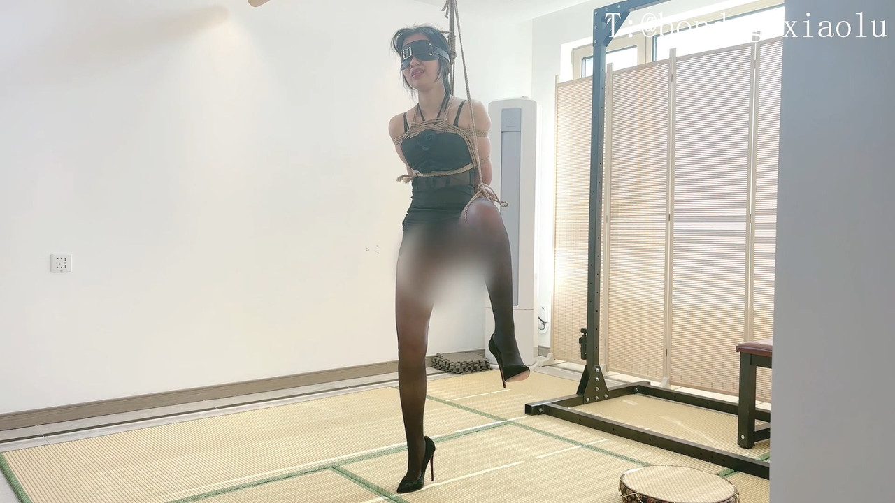 涵涵 分腿跪立.mp4_20240522_094648.416