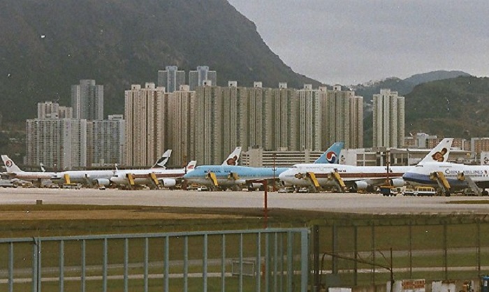 Bandara Kai Tak, Hong Kong.