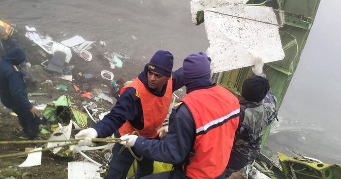 Hallan 21 cadáveres de los pasajeros del avión que se accidentó en Nepal