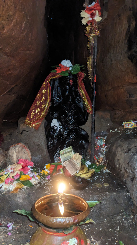 गुफा में देवी प्रतिमा