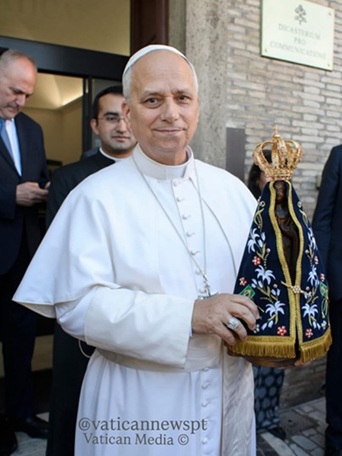 Papa Leone XIV: “La diplomazia della Chiesa fiorisce quando è vissuta nella fedeltà sacerdotale” dans Fede, morale e teologia Il-Santo-Padre-Leone-XIV-e-la-Madonna-Aparecida