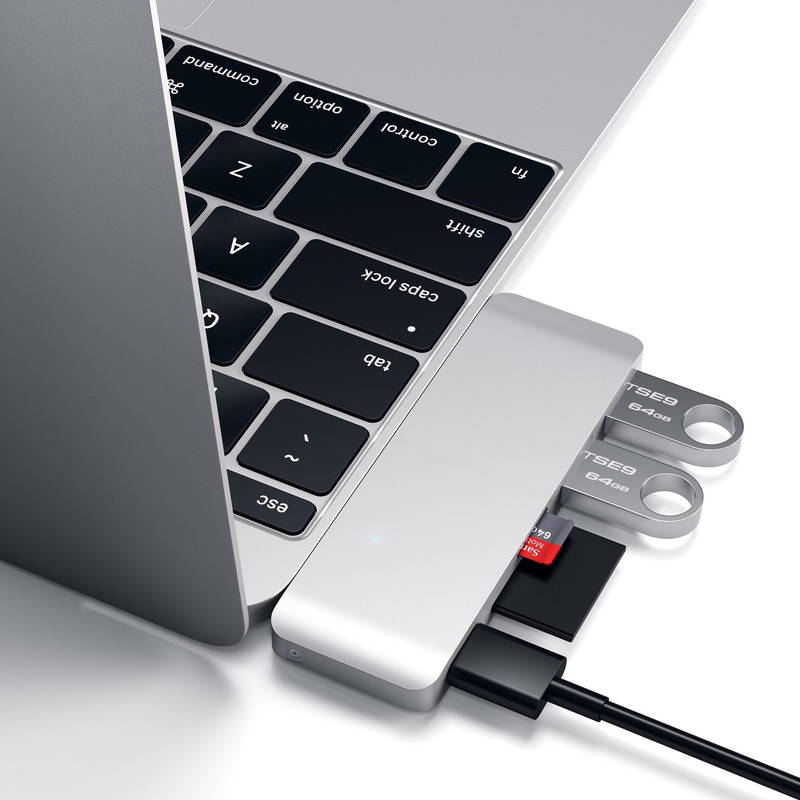 Hub Satechi Passthrough conectado a una MacBook.