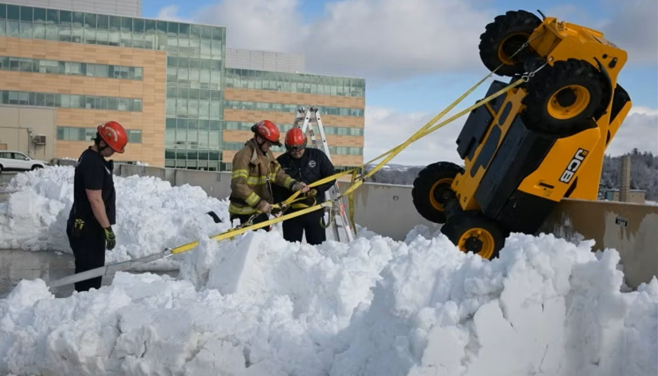 JCB telehandler snow