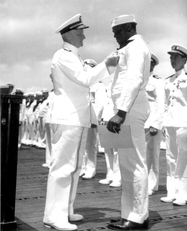 Doris Miller recibe Cruz Naval de manos del Almirante Chester Nimitz a bordo del portaviones USS Enterprise