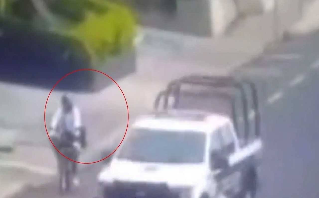 Hombre golpea a una mujer y le roba a su hija: video capta su persecución