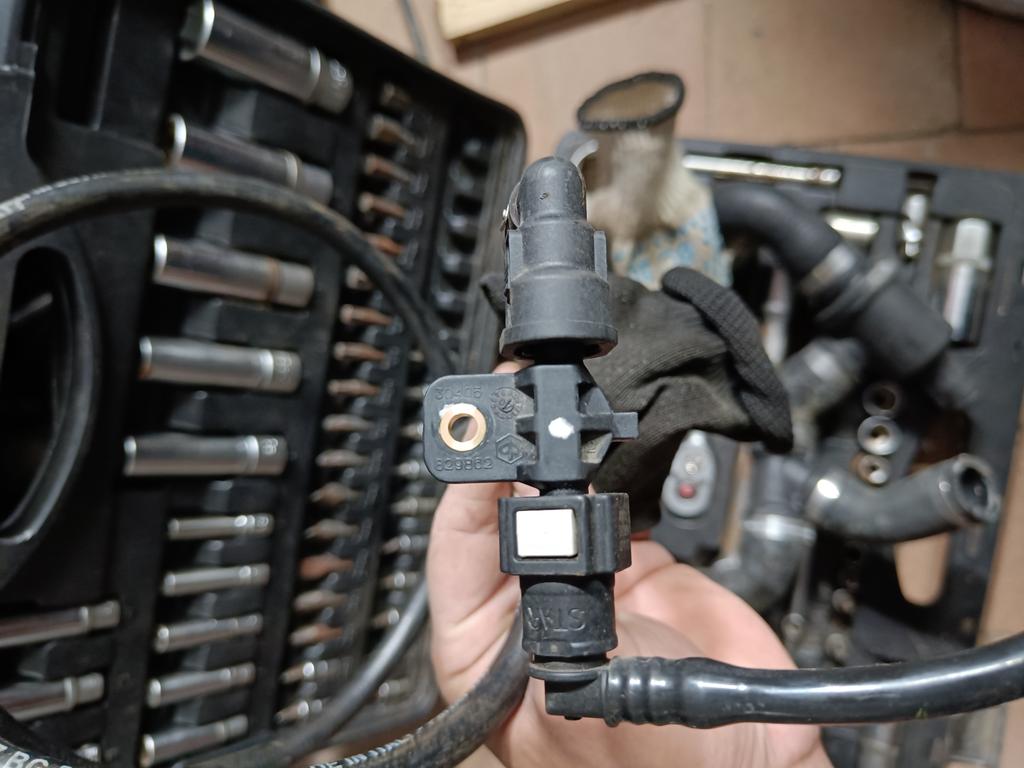 Топливная трубка с датчиком давления