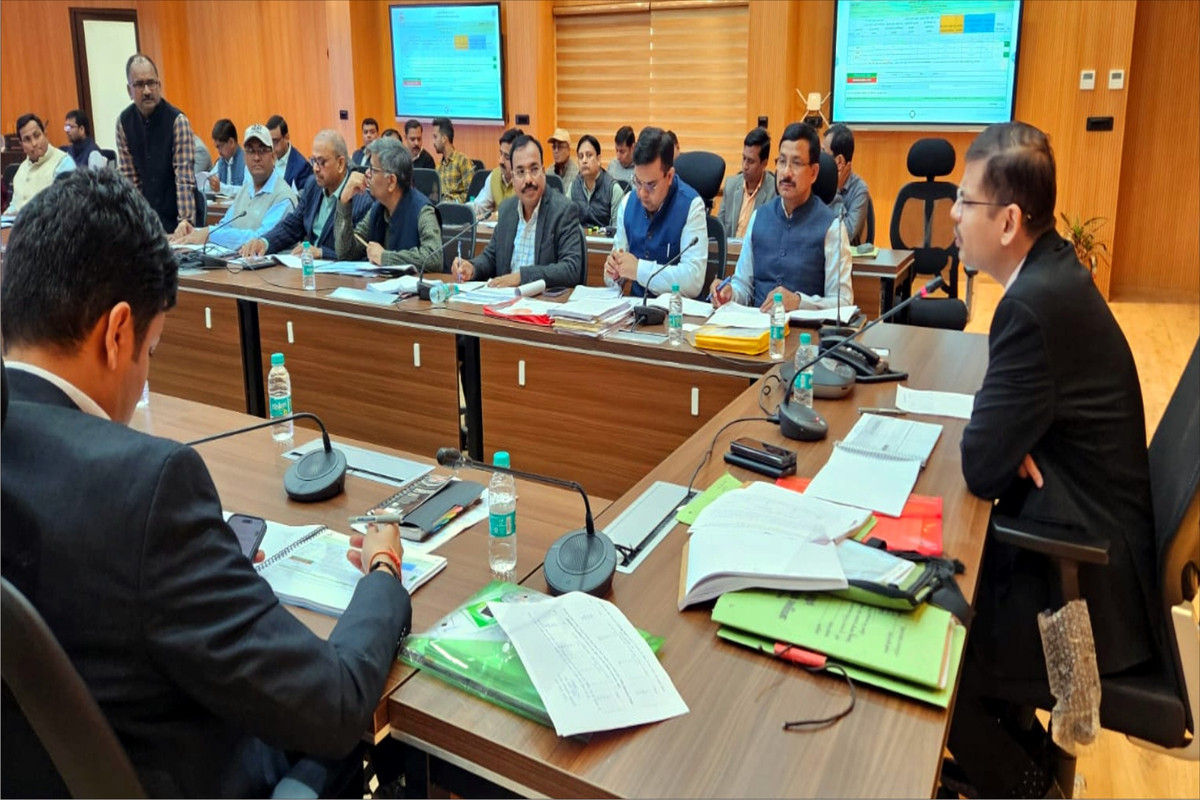 मण्डलायुक्त की अध्यक्षता में कर करेत्तर राजस्व वसूली, विकास कार्यों की समीक्षा बैठक संपन्न   धारा-116, 34 एवं 24 के तहसील स्तर पर लम्बित आवेदनों का निस्तारण शीध्रता से पूर्ण करें