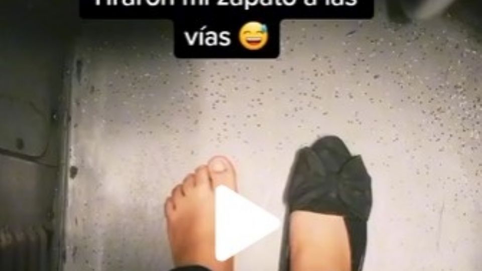 ¡Insólito! Mujer graba viaje en Metro sin uno de sus zapatos; se volvió viral