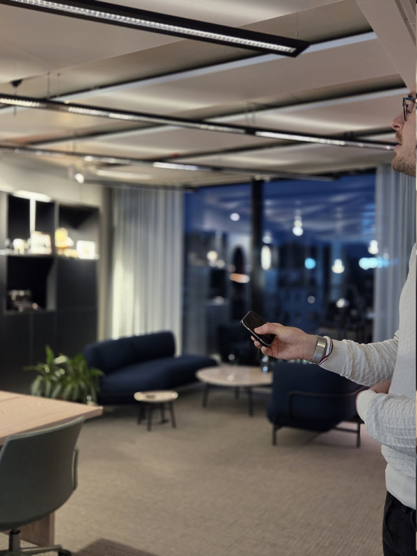 Intelligente Gewerbebeleuchtungssteuerung im The Loop mit programmierbaren Szenen für Arbeitsplatz-, Showroom- und Eventnutzung