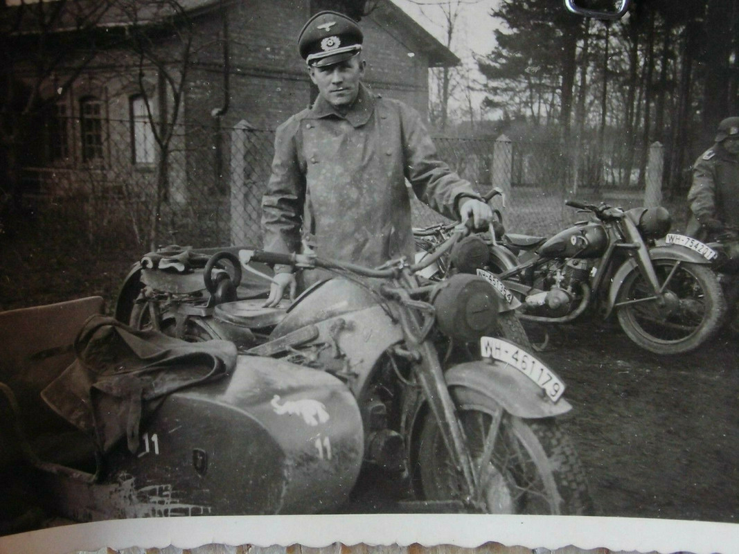 Rußland Motorrad Staffelzeichen Sturm-Art.Abt.203 Orig. Foto