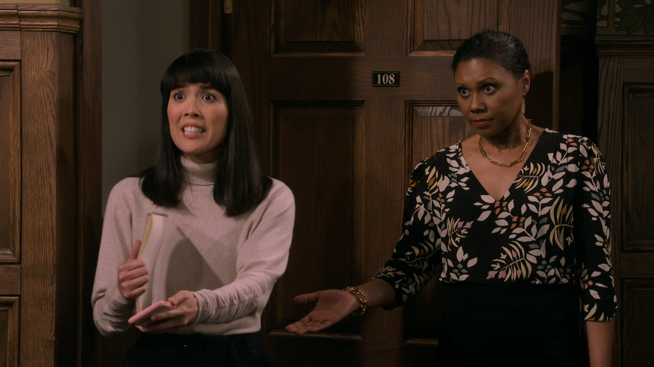 Frasier.(2023).S01E02.Moving.In.2160p.10bit.AMZN.WEB-DL.DDP5.1.HEVC-Vyndros.mkv_snapshot_17.20_[2023