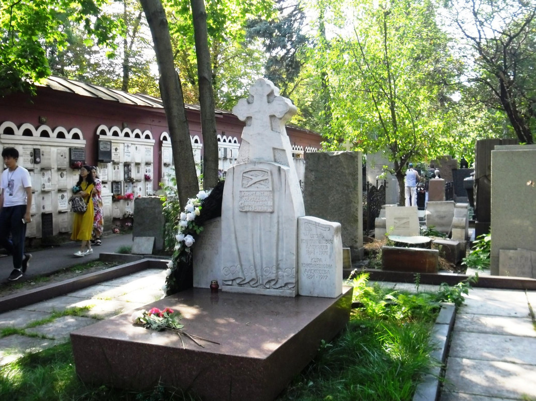 памятник олегу янковскому на новодевичьем. могила олега янковского на новодевичьем кладбище. памятник олегу янковскому на новодевичьем. могила олега янковского. памятник олегу янковскому на новодевичьем кладбище.