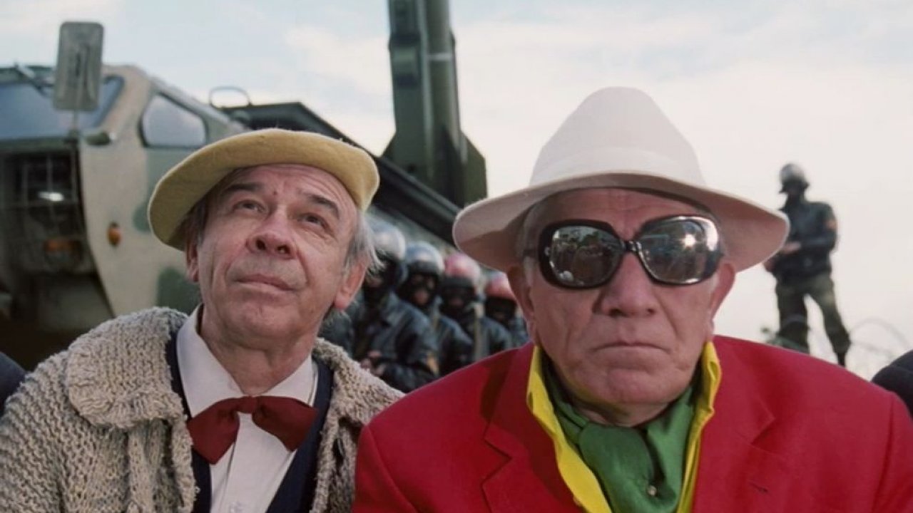 Джигарханян делает шашлык на балконе