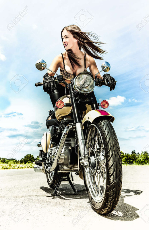 64029180-fille-de-motard-modèle-de-mode-sur-une-moto
