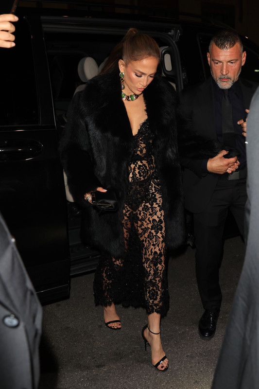 Jennifer Lopez Lace Dolce Gabbana APMilan274