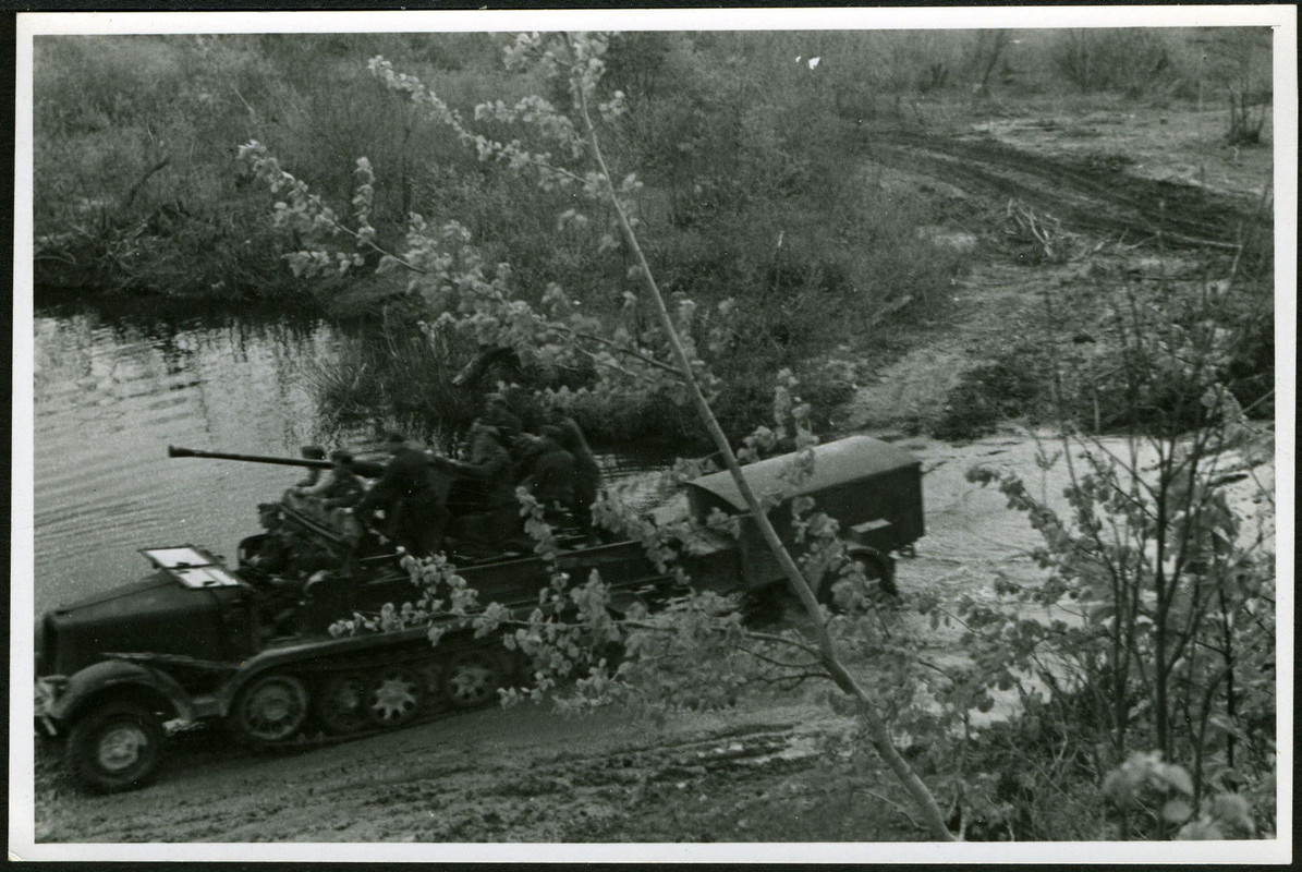 Halbkettenfahrzeug mit Geschütz