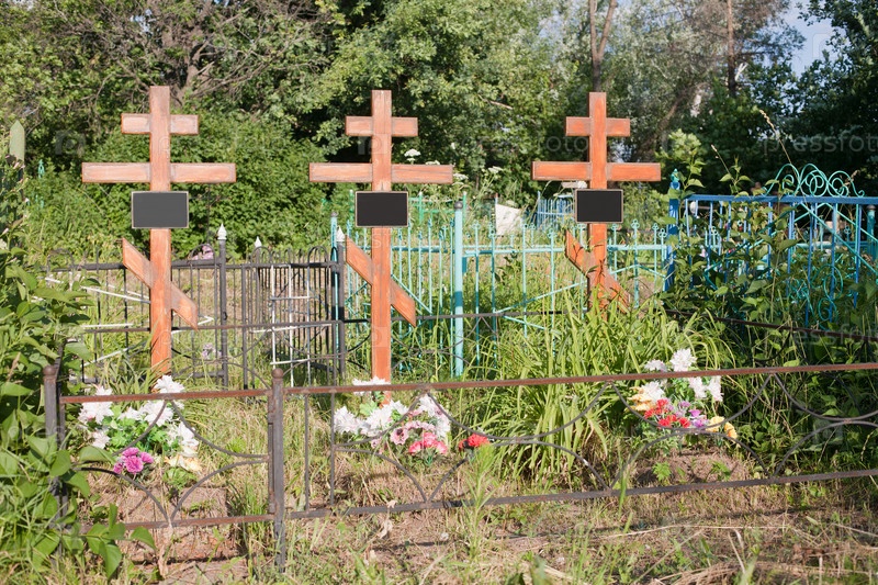 Деревянный крест на могиле