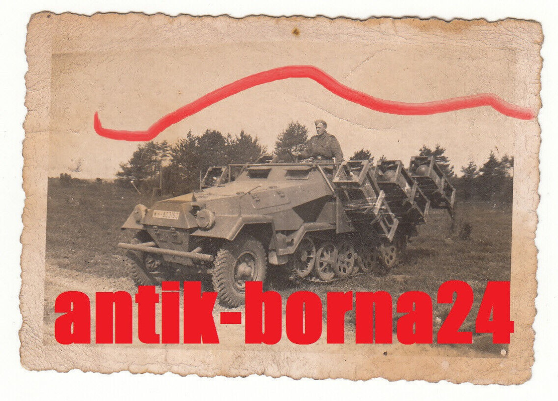Foto WH Soldat SPW Sd.Kfz. 251 Wurfrahmen 40 Stuka zu Fuß Raketenwerfer