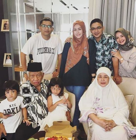 Anne dan keluarga besarnya