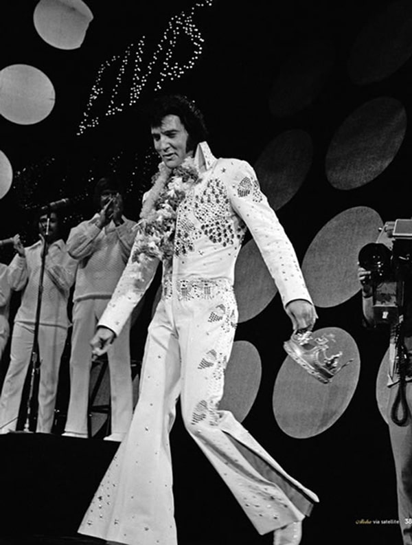 1973-january-14-aloha-elvis-with-his-crown