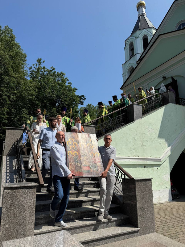 photo-5348180323537646270-y