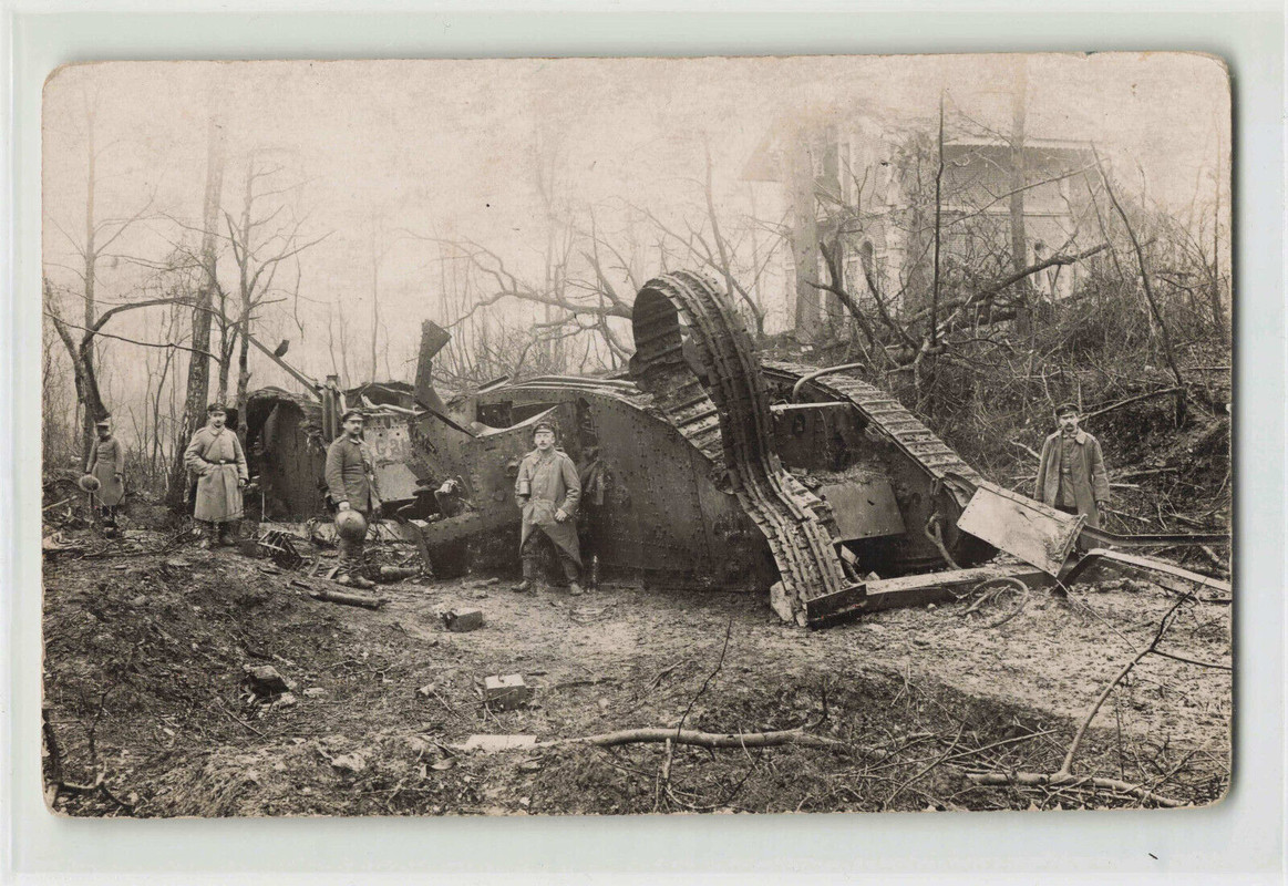 Privatfoto 2 zerstörte Panzer Tank Mark IV vmtl Panzerschlacht Cambrai 1917 1.WK