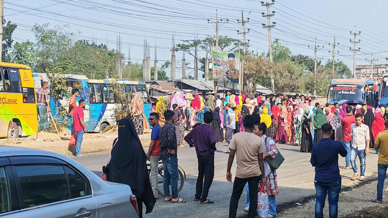 বকেয়া দাবিতে গাজীপুরে মহাসড়ক অবরোধ, সাউন্ড গ্রেনেড ছুড়ে সরানো হলো শ্রমিকদের