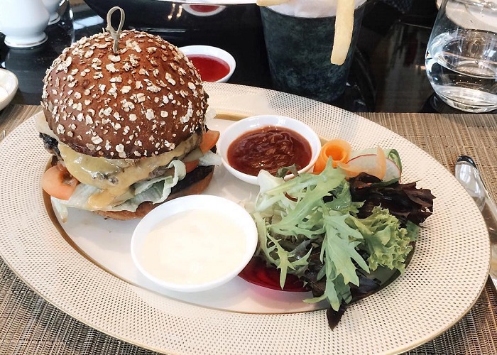 Ilustrasi - sajian burger di Four Seasons Hotel Jakarta.