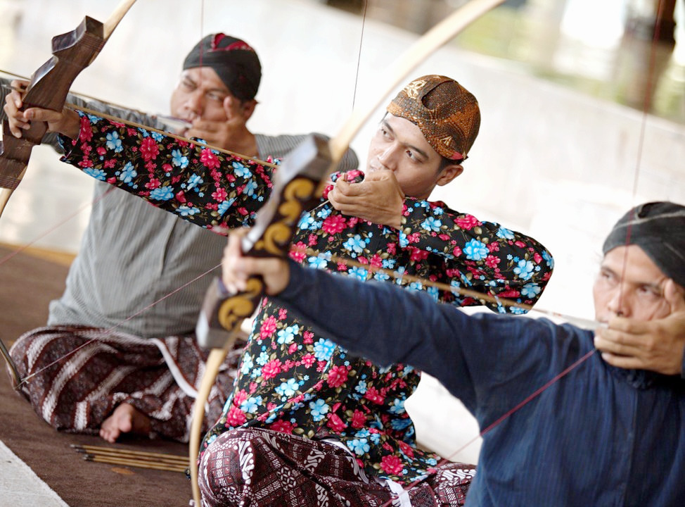 Kegiatan jemparingan (memananah) di Royal Ambarrukmo Yogyakarta