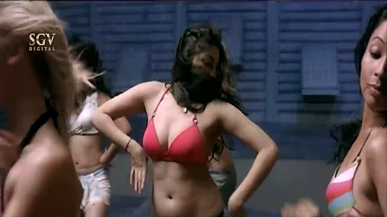 [Image: Bhavana-Ramanna-Hot-bikini-song-from-chi...59-238.jpg]