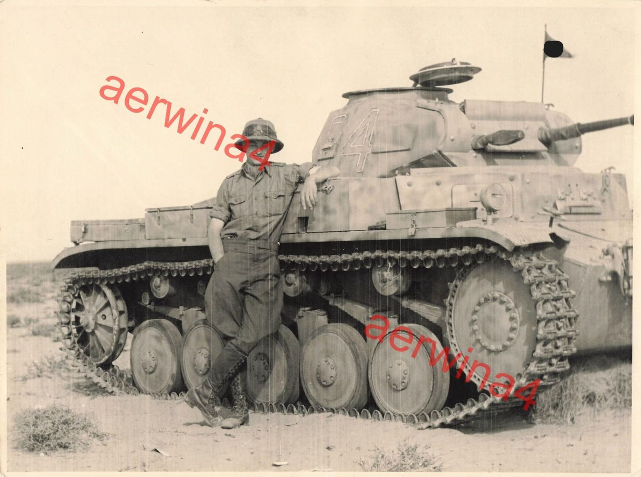 Deutscher Soldat Afrikakorps am Panzer II Tobruk Libyen Afrika Großfoto