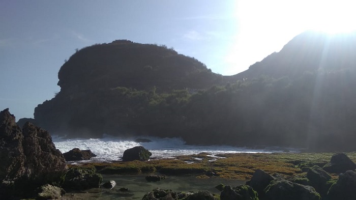 Hamparan karang Pantai Sembukan.