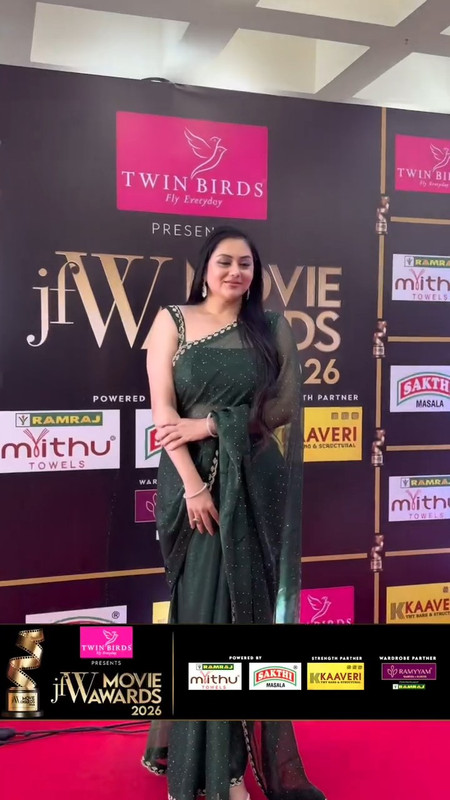 namitha lastest navel and boos in green saree mp4 snapshot 00 00 312