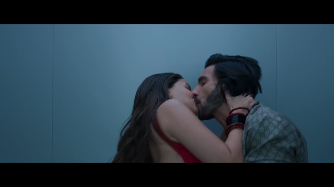 Rocky Aur Rani Kii Prem Kahaani 2023 - by Telly - VLC media player 08-09-2023 14_05_15