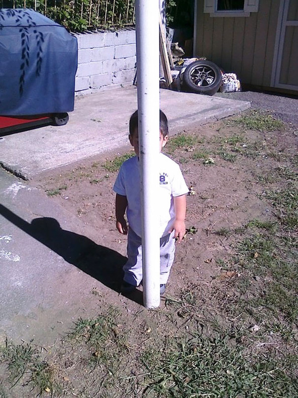 funny-kids-playing-hide-and-seek-50-605